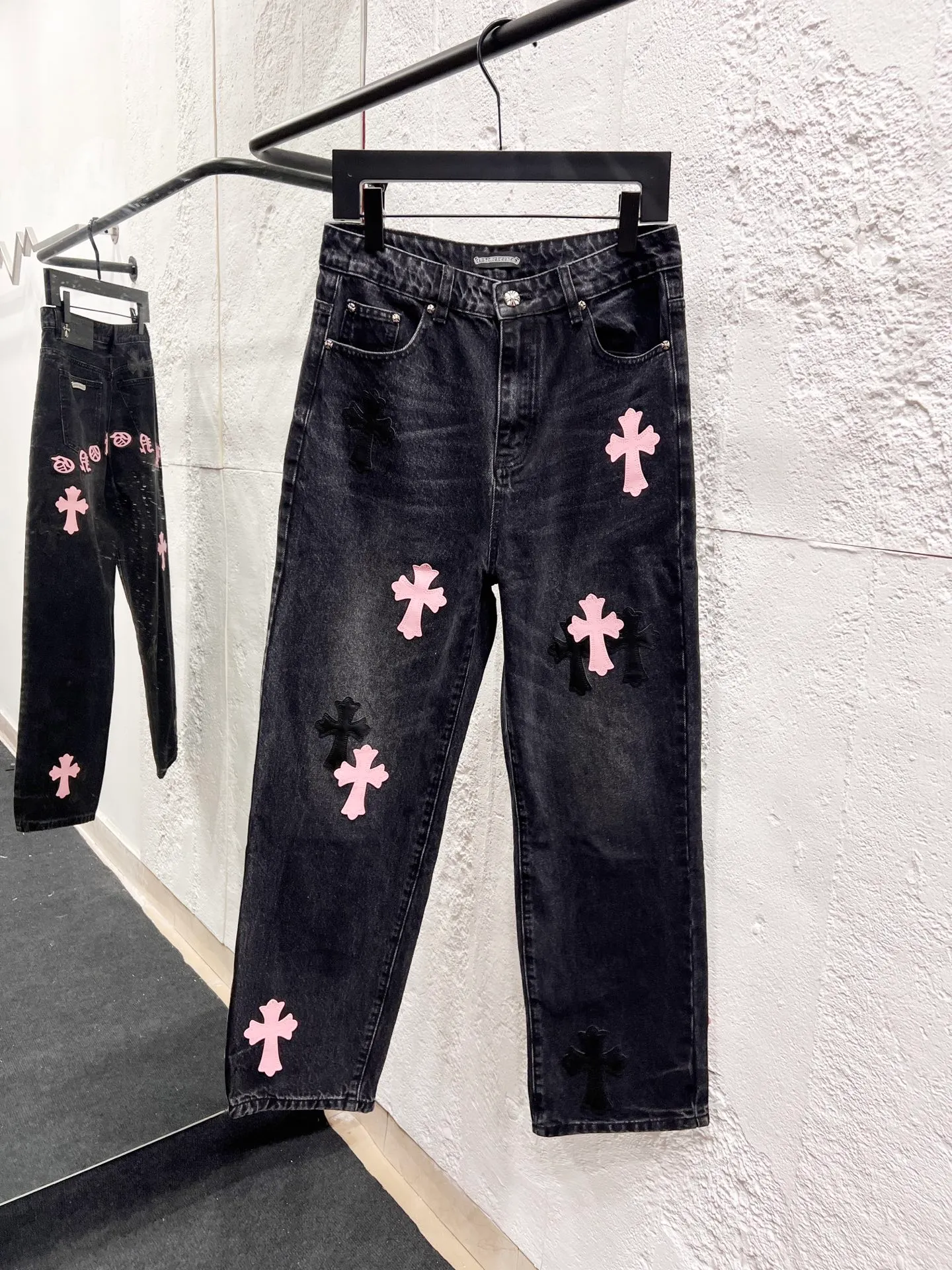 P250 model number: H930 Chrome hearts & Chrome hearts 25ss pink and black leather black trousers cross patch leather jeans CH Chrome hearts double knee cross patch leather bo1 version logging pants straight work pants B136 Chrome hearts cross Sanskrit overalls Price 24W level, patch cross flower embellishment, high waist washed jeans! ! Absolutely high-end luxury products, 1.9W level god-level single products, super popular products, made by top heavy industry, not to be missed. About Zangyin, this is an extremely luxurious fashion brand, which can also be called the nobles of the high street. It has always been an exclusive brand of some hipsters or rich second generation. Compared with ordinary high streets, it is more luxurious and noble. Compared with luxury brands, it has a more fashionable personality and has always been a brand that I have a special liking for. Imported yarn is custom-woven into a high-density twill canvas, which ensures a crisp shape while also making the fabric feel very delicate. It follows the B01 classic shape, with a crisp and stylish upper body. The ready-made garments are stone-ground and fermented, so they can be matched with any style. Buttons and zinc-brushing are washed with genuine YKK retro metal products. Double-layered canvas on the front. Perfect details. All hardware is perfect. Size: 30-32-34-36 Color: pink and black leather and black pants